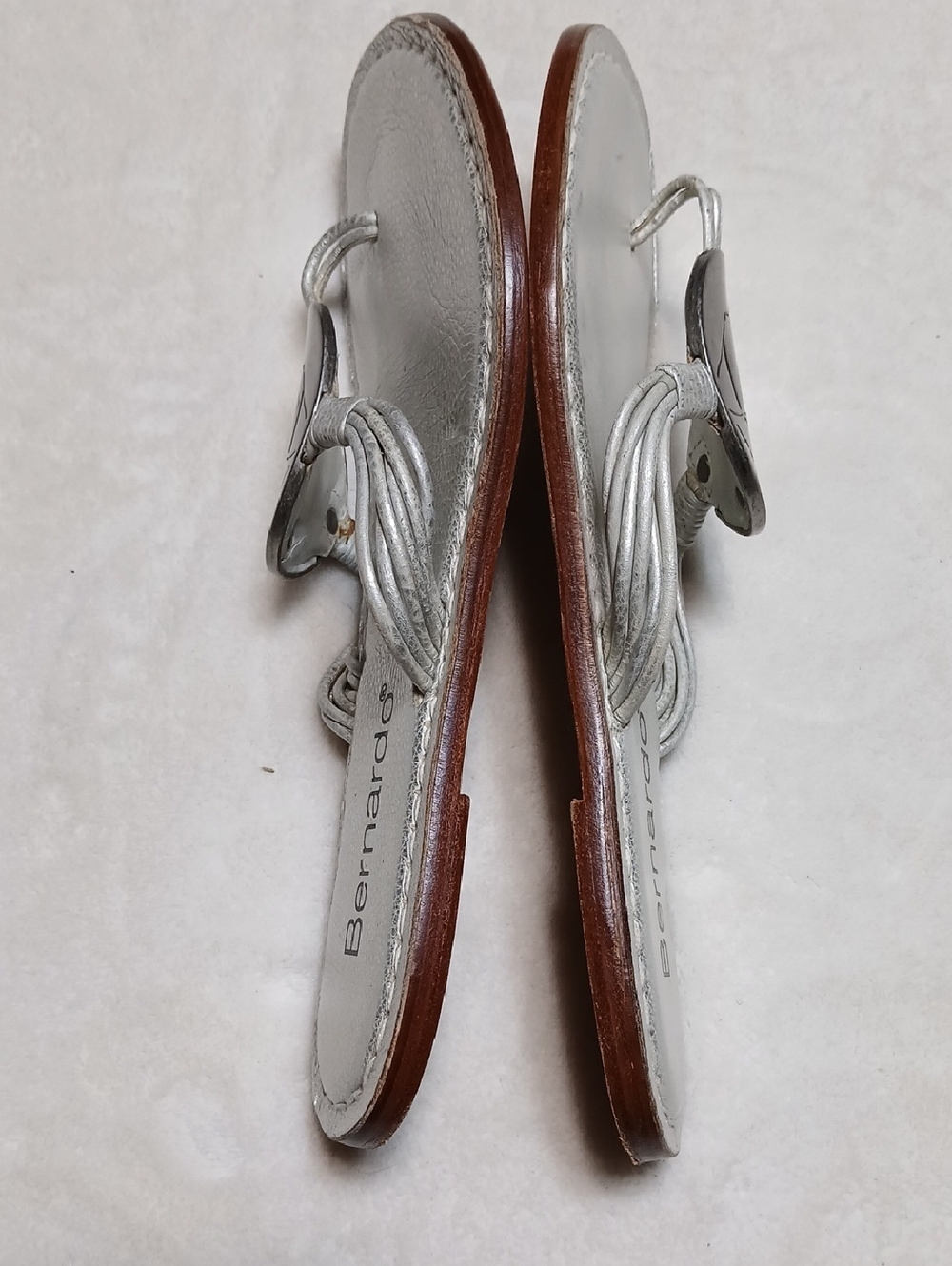 Bernardo Silver Thong Sandals Whit Medallion Logo Size 10 - Picture 4 of 6